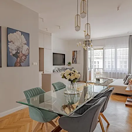 Katie's Parliament Apartment *